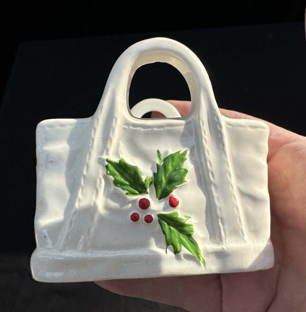 Vintage Inarco Small mini 3" holly ceramic handled basket E- 6785 w/seal EUC S1